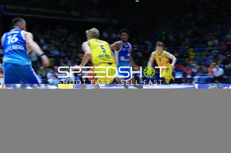 Spielszene mit Sam Griesel (5; Alba Berlin) und Radii Caisin (16; Frankfurt Skyliners)