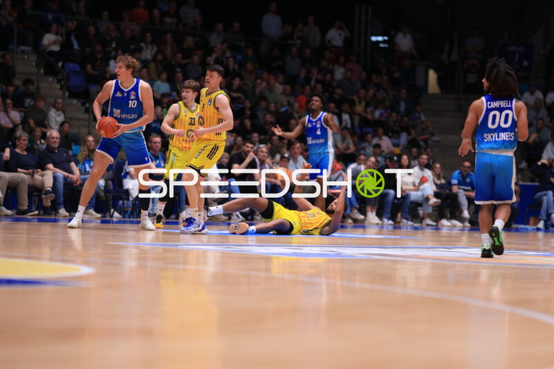 Spielszene mit Jonas Mattisseck (9; Alba Berlin) und Nahiem Alleyne (4; Frankfurt Skyliners)