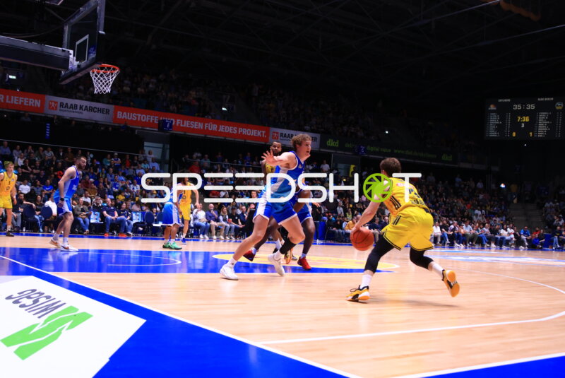 Dribbling von Norris Agbakoko (17; Alba Berlin) gegen Ivan Crnjac (14; Frankfurt Skyliners)