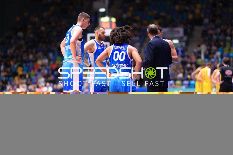 Timeout mit Jacob Knauf (25; Frankfurt Skyliners) und Radii Caisin (16; Frankfurt Skyliners)