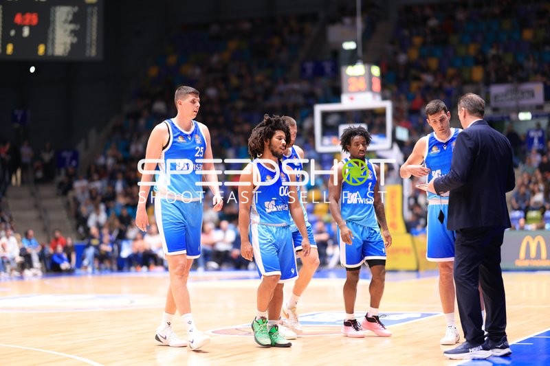 Timeout mit Jacob Knauf (25; Frankfurt Skyliners), Ryan Hawkins (33; Frankfurt Skyliners) und Isaiah Swope (1; Frankfurt Skyliners)