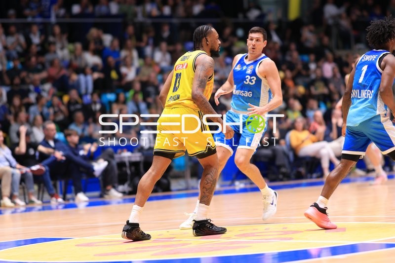 Offensive Aktion mit Ryan Hawkins (33; Frankfurt Skyliners) und Jwan Roberts (13; Alba Berlin)