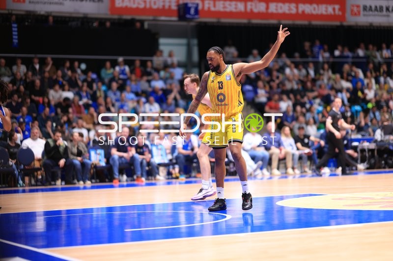 Spielszene mit Jwan Roberts (13; Alba Berlin)