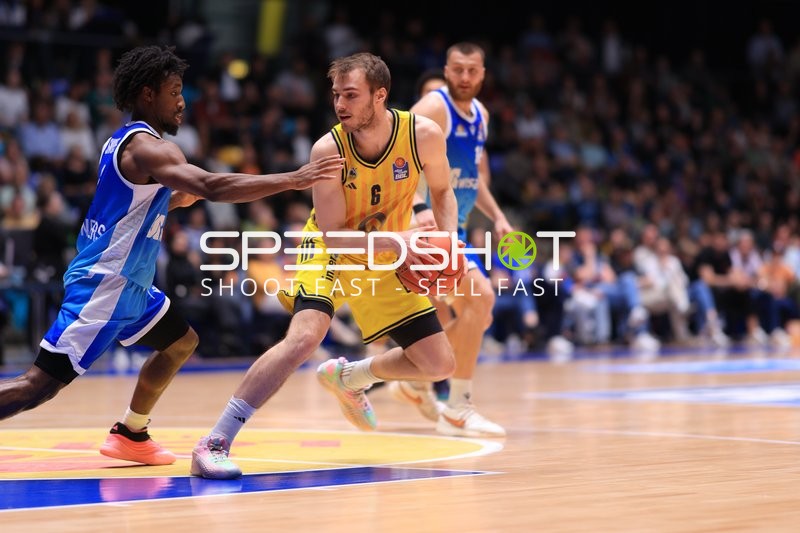 Dribbling von Malte Delow (6; Alba Berlin) gegen Radii Caisin (16; Frankfurt Skyliners)
