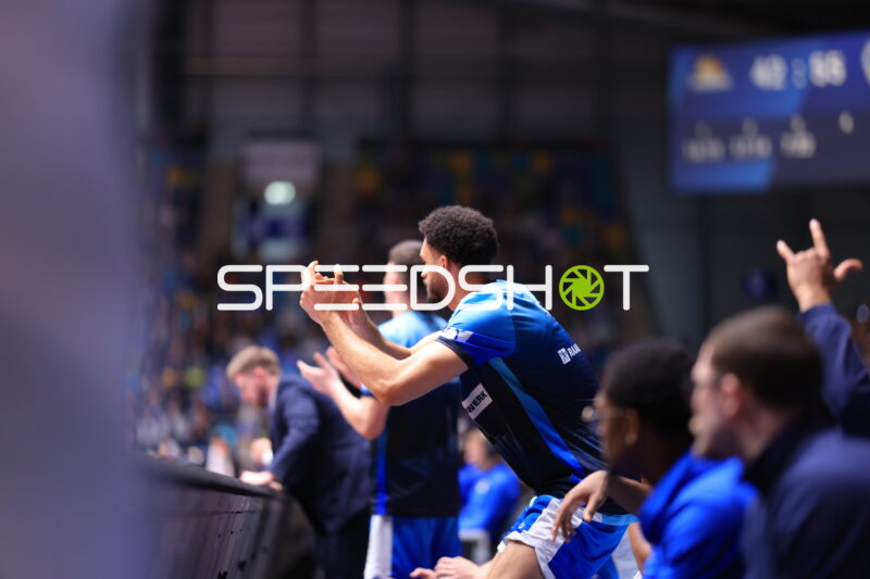 Jubel von Ivan Crnjac (14; Frankfurt Skyliners) auf der Bank