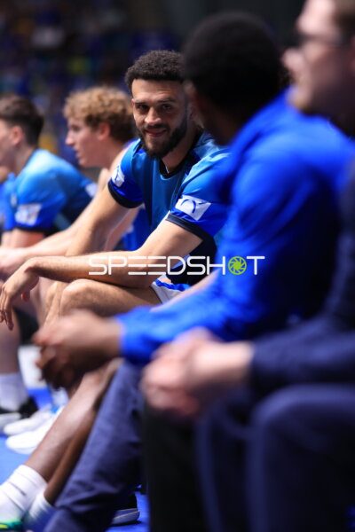 Entspannte Szene mit Ivan Crnjac (14; Frankfurt Skyliners) auf der Bank