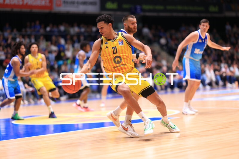 Dribbling von 21; Alba Berlin gegen Radii Caisin (16; Frankfurt Skyliners)