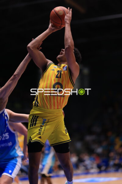 Spieler 21; Alba Berlin mit Ball in Wurfposition