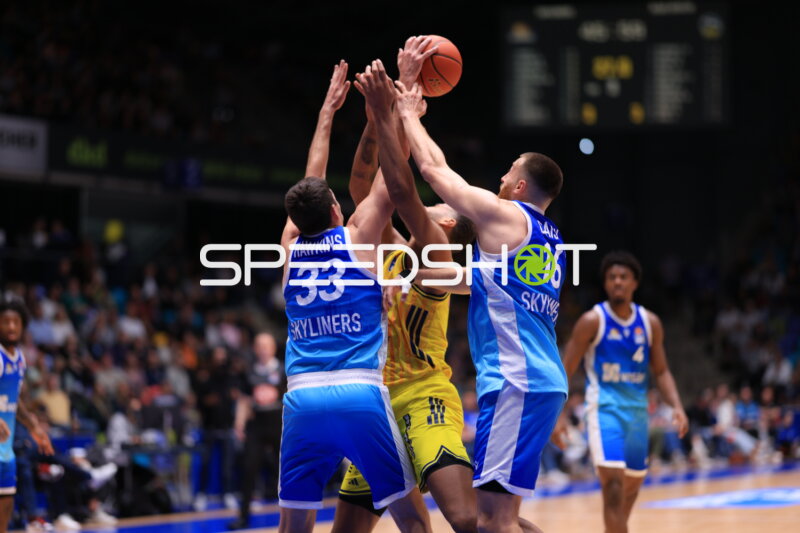 Zweikampf um den Ball in der Süwag Arena