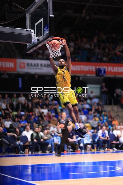 Dunk von Jwan Roberts (13; Alba Berlin) in der Süwag Arena