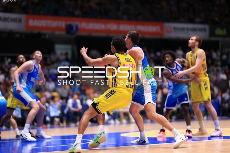 Zweikampf unter dem Korb mit 21; Alba Berlin und Ivan Crnjac (14; Frankfurt Skyliners)