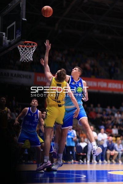 Sprungwurf von Jacob Knauf (25; Frankfurt Skyliners) gegen Moses Wood (11; Alba Berlin)