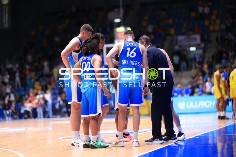 Timeout mit Radii Caisin (16; Frankfurt Skyliners) und Ryan Hawkins (33; Frankfurt Skyliners)