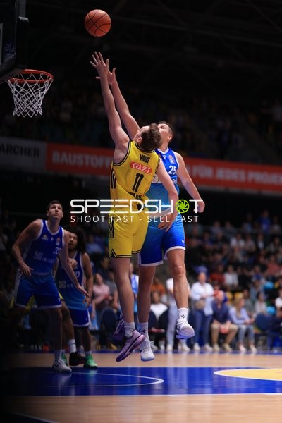 Sprungwurf von Ryan Hawkins (33; Frankfurt Skyliners) gegen Moses Wood (11; Alba Berlin)