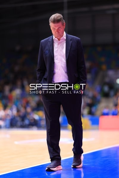 Trainer Klaus Perwas (999; Frankfurt Skyliners) auf dem Spielfeld