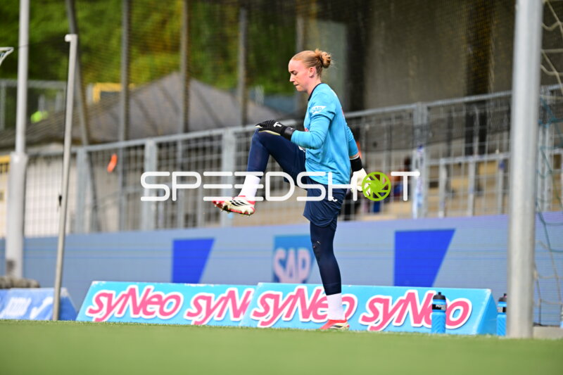 Torwart Laura Dick (1; TSG Hoffenheim) in Aktion