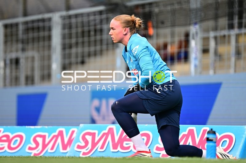 Torwart Laura Dick (1; TSG Hoffenheim) in Aktion