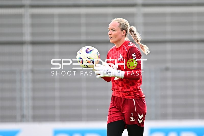 Torwartin hält Ball