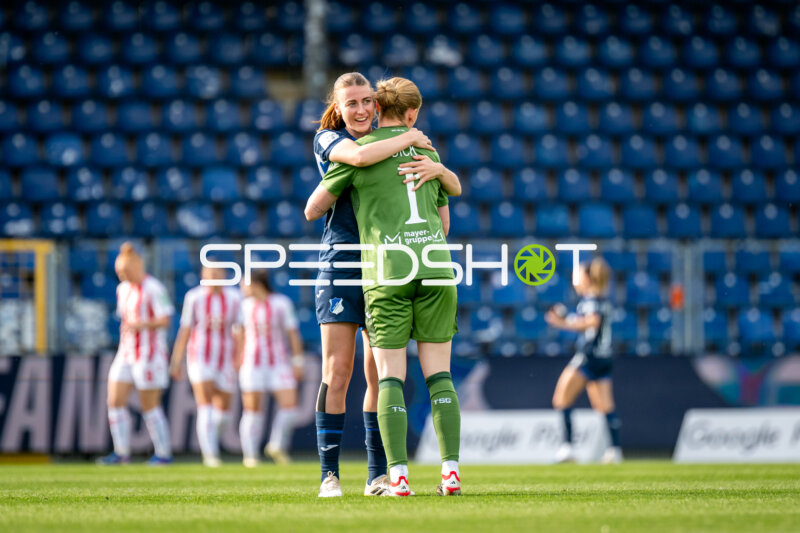 Umarmung im Dietmar-Hopp Stadion