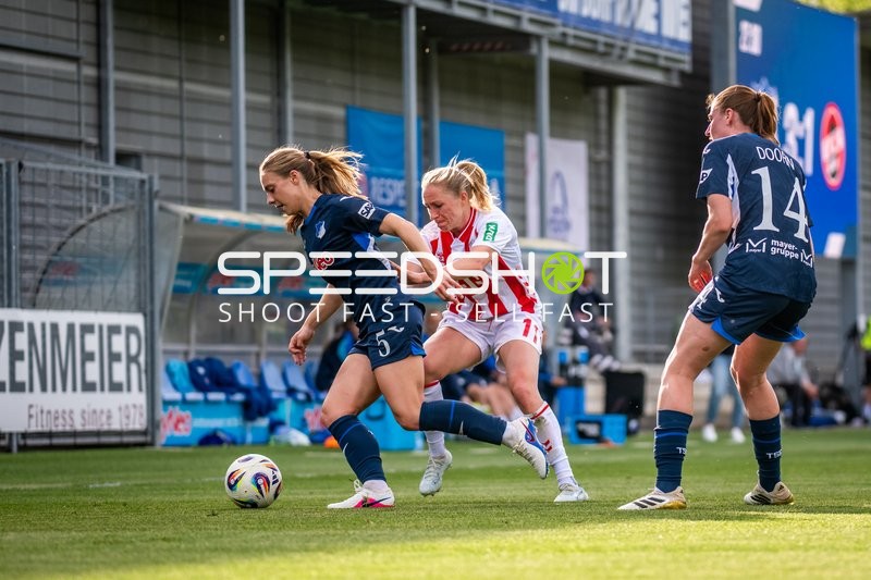 Zweikampf im Dietmar-Hopp Stadion