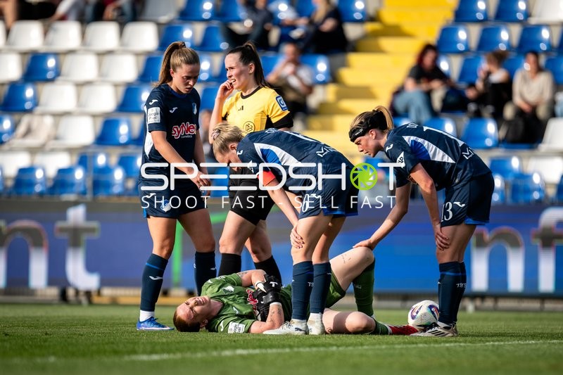 Verletzte Torhüterin betreut