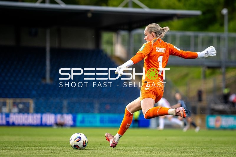 Torwartin beim Abschlag