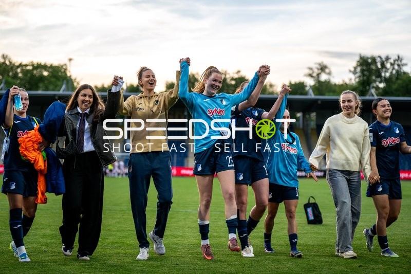 Spielerinnen feiern gemeinsam