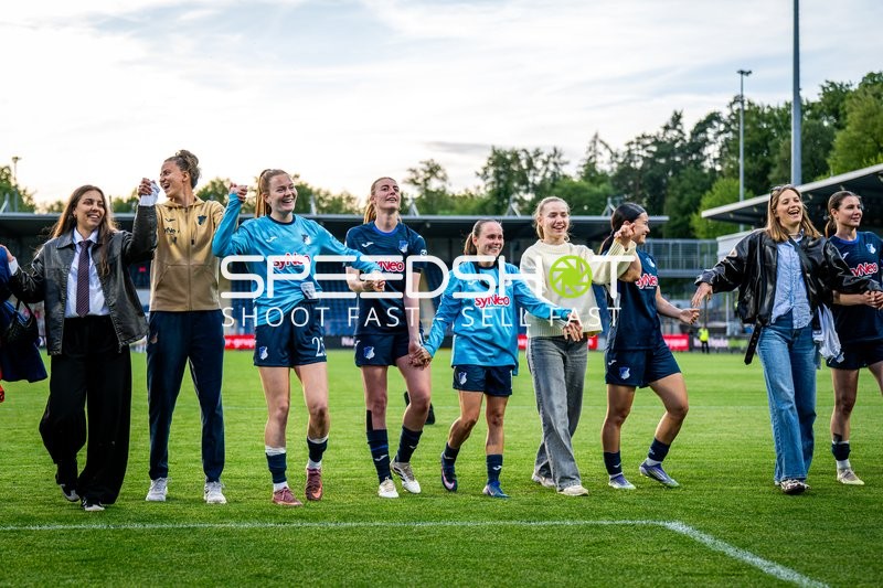 Spielerinnen feiern gemeinsam