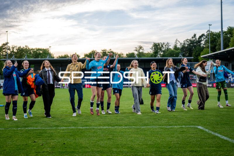 Spielerinnen feiern gemeinsam