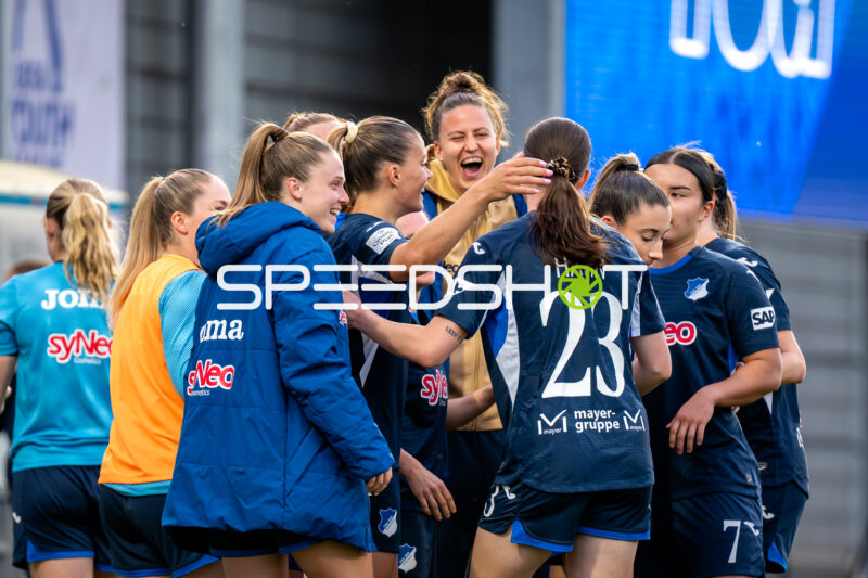 Spielerinnen feiern gemeinsam