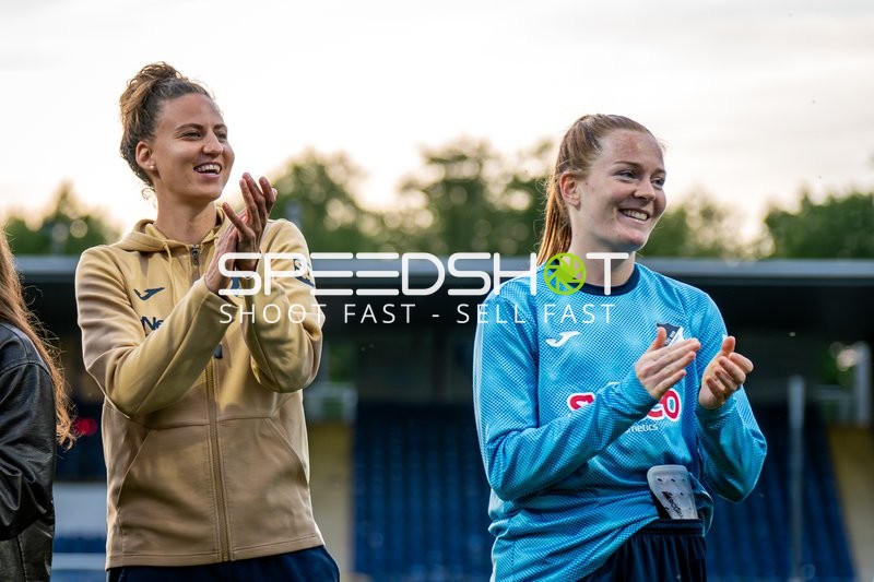 Spielerinnen applaudieren gemeinsam