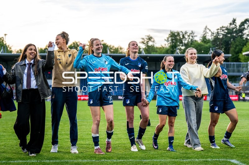 Spielerinnen feiern gemeinsam