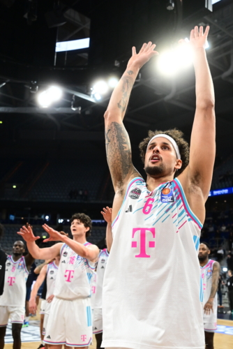 Michael Kessens (6; Telekom Baskets Bonn) in Aktion