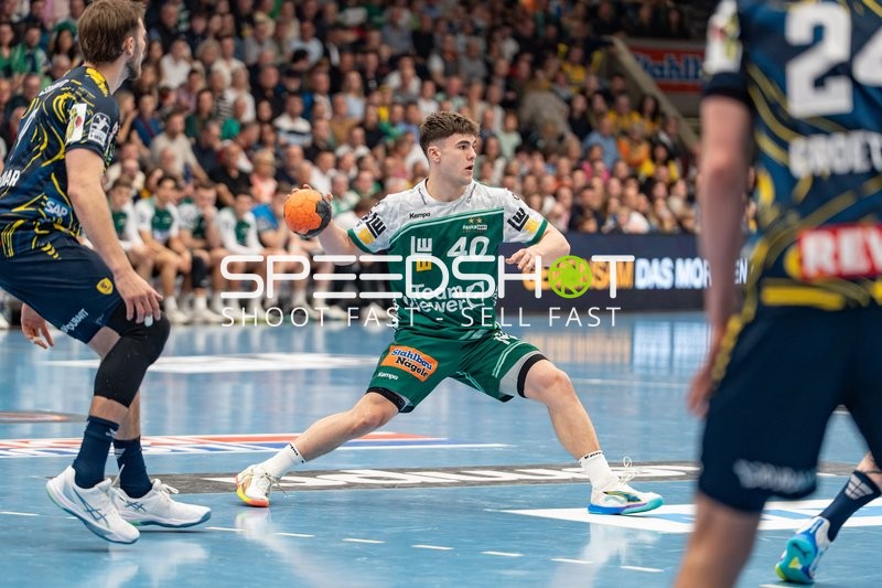 Handball, Bundesliga, Saison 25/26, Spieltag 29, Göppingen (grün), Löwen (blau-gelb), Elias Newel #40 (Göppingen)