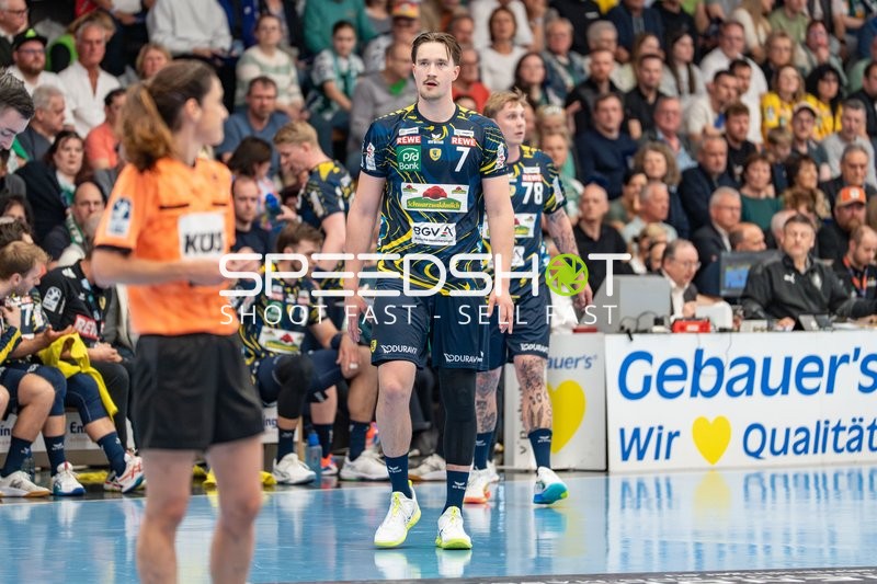 Handball, Bundesliga, Saison 25/26, Spieltag 29, Göppingen (grün), Löwen (blau-gelb), Robert Timmermeister #7(Löwen)