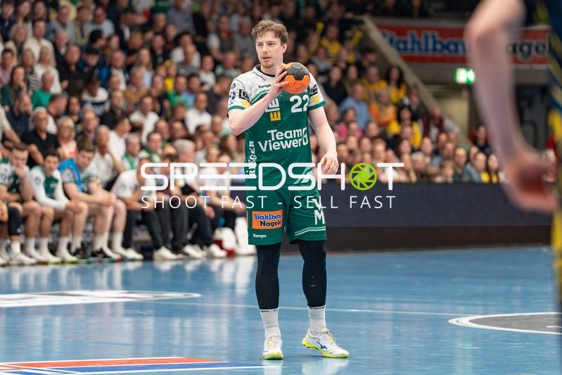 Handball, Bundesliga, Saison 25/26, Spieltag 29, Göppingen (grün), Löwen (blau-gelb), Erik Persson #22 (Göppingen)