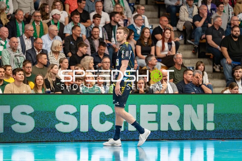 Handball, Bundesliga, Saison 25/26, Spieltag 29, Göppingen (grün), Löwen (blau-gelb), Tim Nothdurft #8 (Löwen)