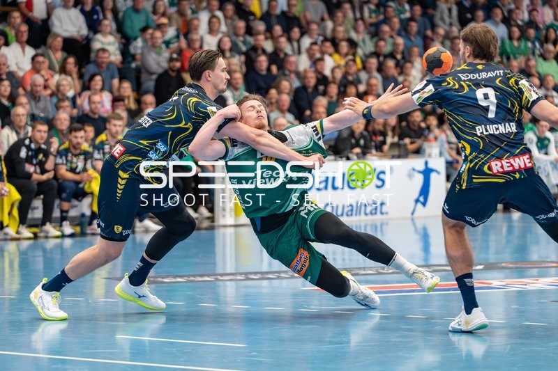 Handball, Bundesliga, Saison 25/26, Spieltag 29, Göppingen (grün), Löwen (blau-gelb), Erik Persson #22 (Göppingen)