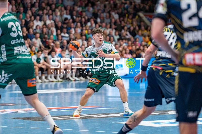 Handball, Bundesliga, Saison 25/26, Spieltag 29, Göppingen (grün), Löwen (blau-gelb), Elias Newel #40 (Göppingen)