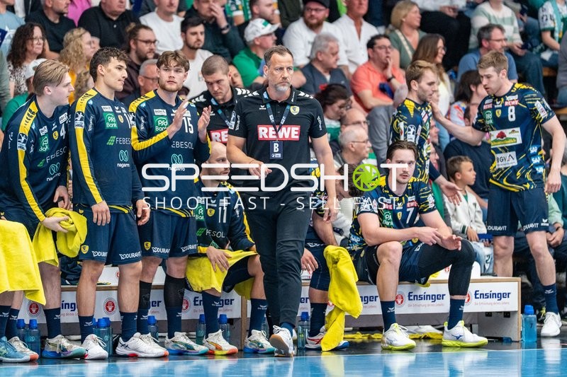 Handball, Bundesliga, Saison 25/26, Spieltag 29, Göppingen (grün), Löwen (blau-gelb), Maik Machulla (Löwen)