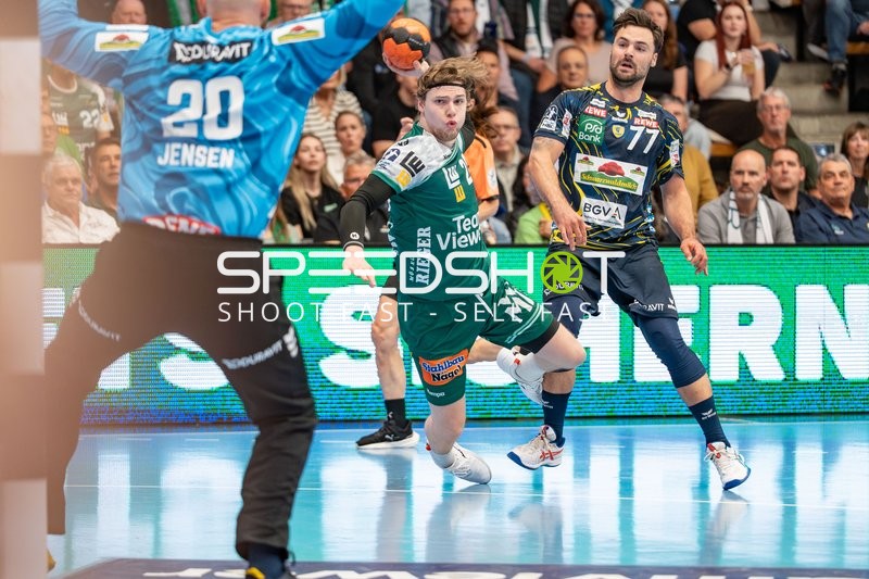 Handball, Bundesliga, Saison 25/26, Spieltag 29, Göppingen (grün), Löwen (blau-gelb), Erik Franko Lastro #28 (Göppingen), Dani Baijens #77 (Löwen), TW Mike Jensen #20 (Löwen)