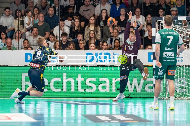 Handball, Bundesliga, Saison 25/26, Spieltag 29, Göppingen (grün), Löwen (blau-gelb), v.l.n.r. Tim Nothdurft #8 (Löwen), TW Kristian Saeveras #12 (Göppigen), Victor Klöve #7 (Göppingen)
