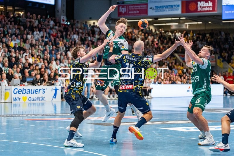 Handball, Bundesliga, Saison 25/26, Spieltag 29, Göppingen (grün), Löwen (blau-gelb), Ole Pregler #23 (links, Göppingen), Ludvig Jurmala #25 (rechts, Göppingen)