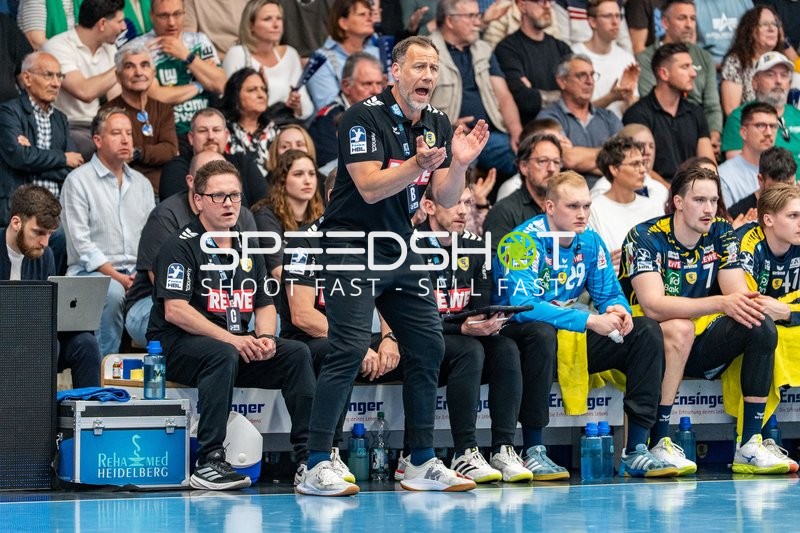 Handball, Bundesliga, Saison 25/26, Spieltag 29, Göppingen (grün), Löwen (blau-gelb), Maik Machulla (Löwen)