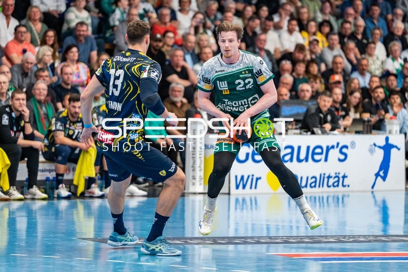 Handball, Bundesliga, Saison 25/26, Spieltag 29, Göppingen (grün), Löwen (blau-gelb), Eriks Persson #22 (Göppingen),