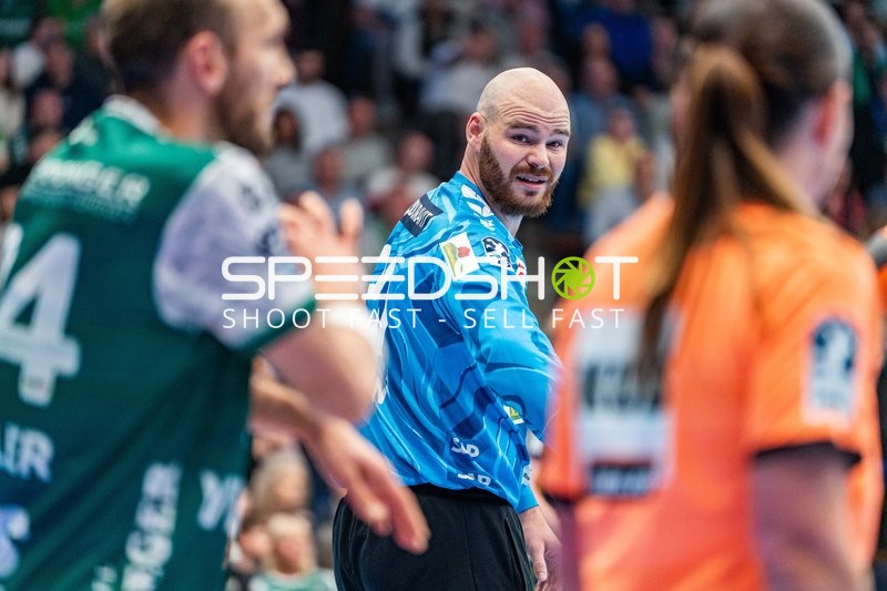 Handball, Bundesliga, Saison 25/26, Spieltag 29, Göppingen (grün), Löwen (blau-gelb), Mike Jensen #20 (Löwen)