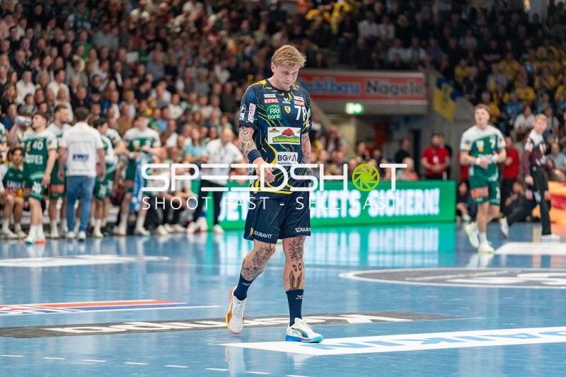 Handball, Bundesliga, Saison 25/26, Spieltag 29, Göppingen (grün), Löwen (blau-gelb), Edwin Aspenbäck #78 (Löwen)