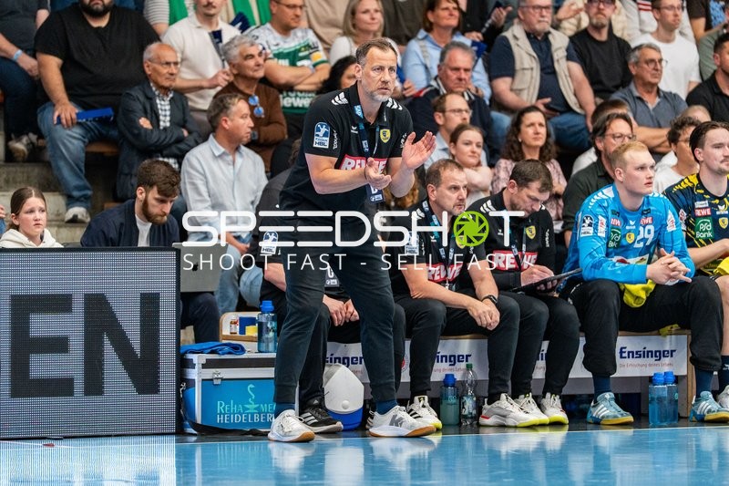 Handball, Bundesliga, Saison 25/26, Spieltag 29, Göppingen (grün), Löwen (blau-gelb), Maik Machulla (Löwen)