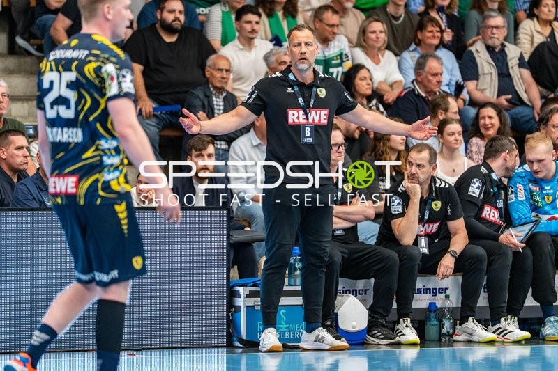 Handball, Bundesliga, Saison 25/26, Spieltag 29, Göppingen (grün), Löwen (blau-gelb), Maik Machulla (Löwen)