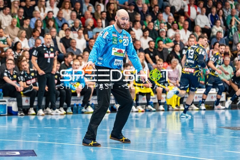 Handball, Bundesliga, Saison 25/26, Spieltag 29, Göppingen (grün), Löwen (blau-gelb), Mike Jensen #20 (Löwen)